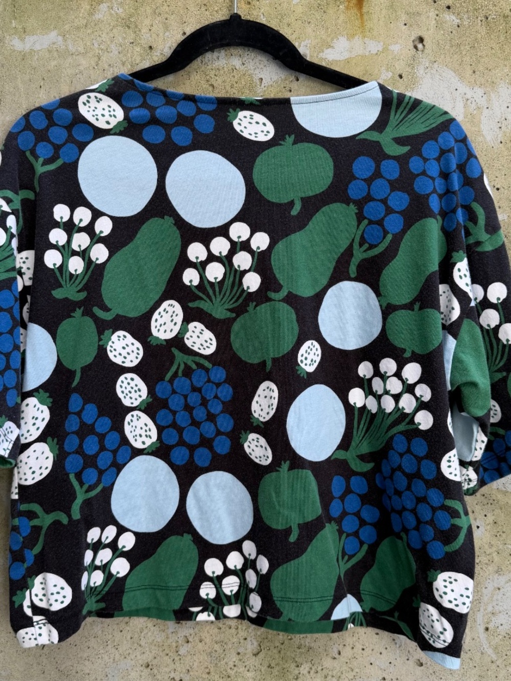 Marimekko x Uniqlo Tee Shirt w/ Fruit Blueberries Pears Print, Finnish Crop 2020 - Picture 3 of 8